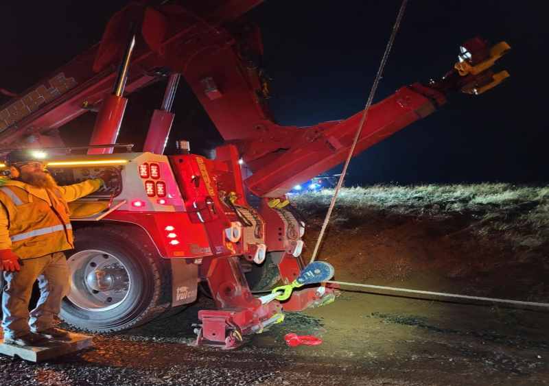 semi towing monroe oregon